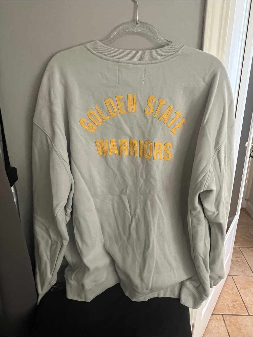Warriors Light Gray Crewneck Sweatshirt men’s